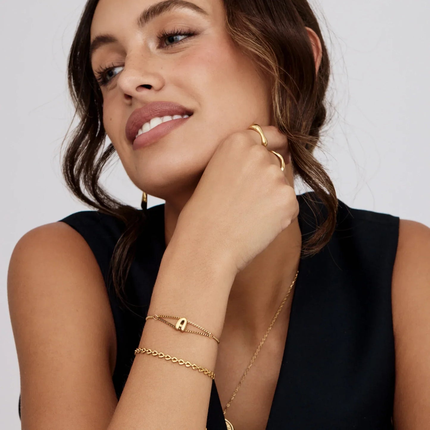 Bogstavarmbånd med Rundt Vedhæng