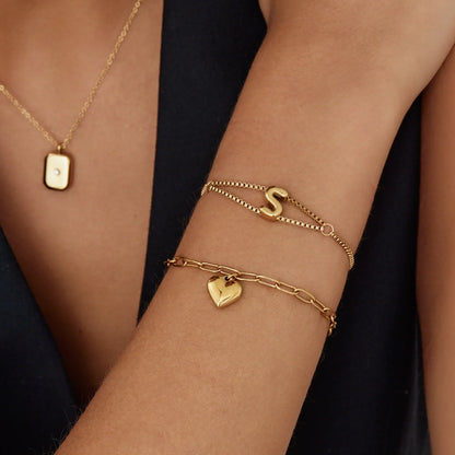 Bogstavarmbånd med Rundt Vedhæng