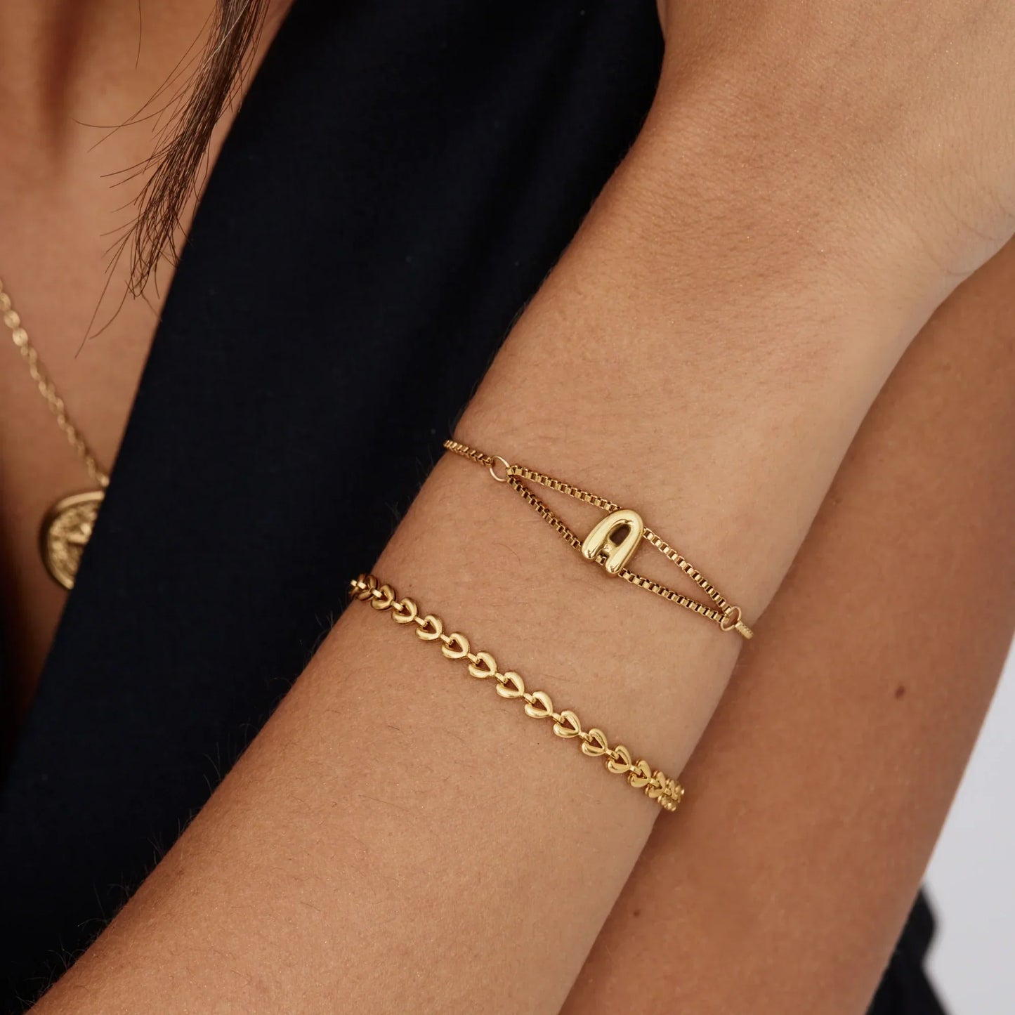 Bogstavarmbånd med Rundt Vedhæng