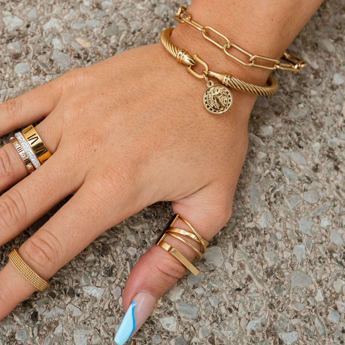 Møntvedhængsarmbånd – Guld