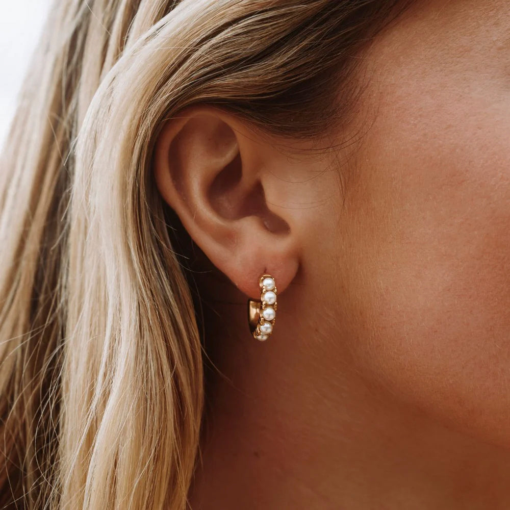 Mini Perle Huggie Øreringe