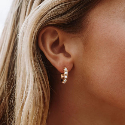 Mini Perle Huggie Øreringe