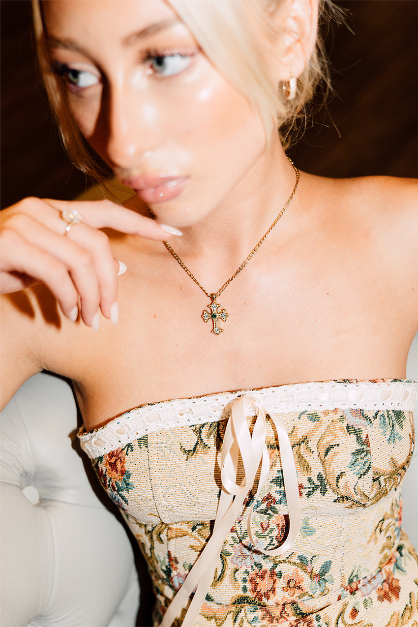 Elegant Forgyldt Korshalskæde