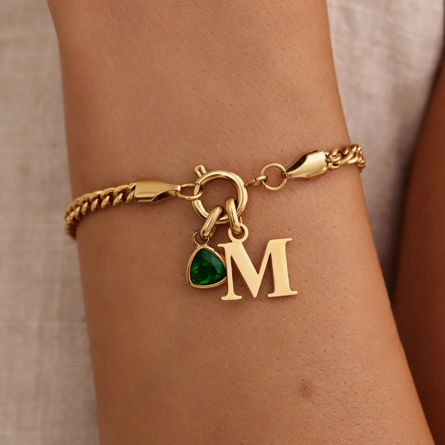 Armbånd med Initialer og Fødselssten i Curb-kæde Design