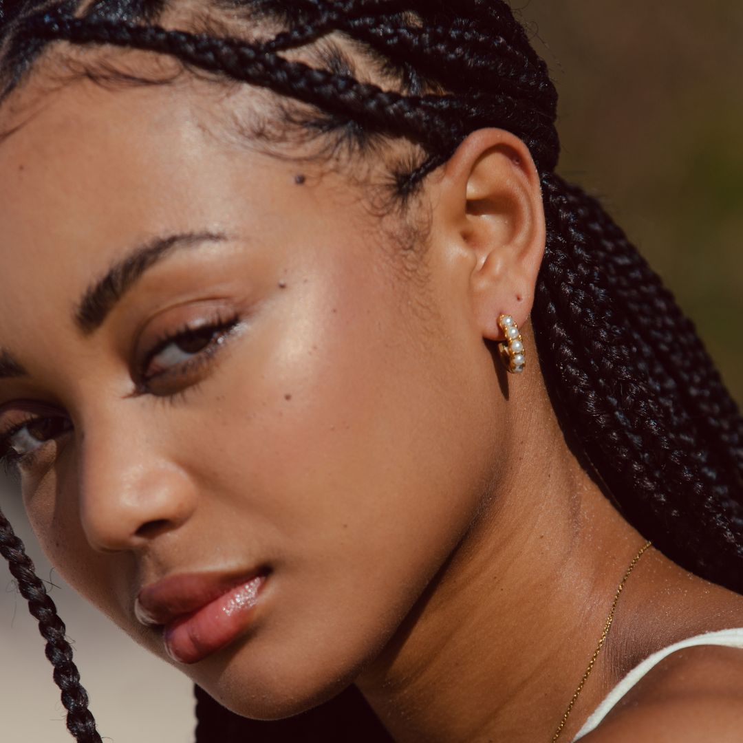 Mini Perle Huggie Øreringe