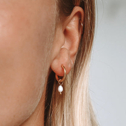 Perle Huggie Hoop Øreringe