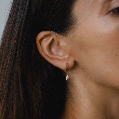 Perle Huggie Hoop Øreringe